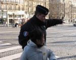 組圖：德國法輪功學員遭法國警察粗暴對待