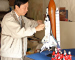 模型藝術家吳力克與他新製作的哥倫比亞航天飛機模型和7名宇航員雕像。(大紀元記者季媛攝)