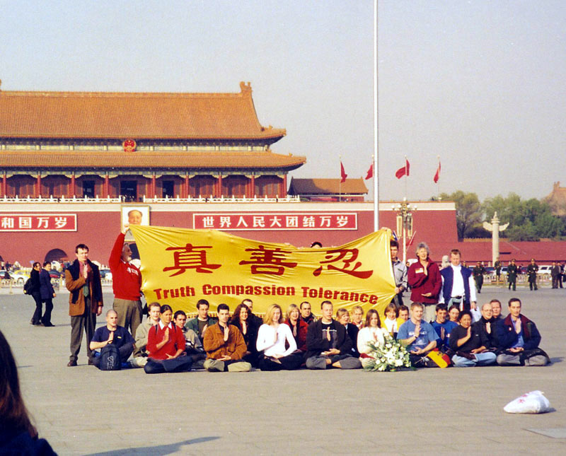 民眾目瞪口呆的看這群人與橫幅上三個大字:真、善、忍;隨即尖銳的警鈴呼嘯而至……二年後,澤農將經歷寫成文稿,並來到台灣參加《為你而來》新書發表會(圖片提供╱台灣法輪大法學會)。