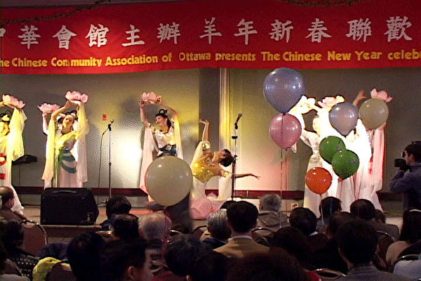 2003年法輪功參加渥市華人慶新年活動演出照片(明慧網)