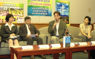 澤農（右二）在台灣法輪大法學會的陪同下，今天（19日）下午召開記者會，向台灣及國際社會說明登機遭拒事件的經過。（攝：大紀元記者）