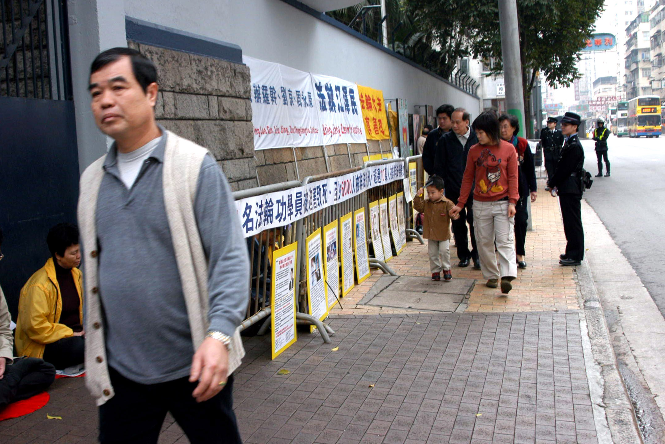 一批香港法輪功學員18日早上在中聯辦後門對開行人道上靜坐請願。(蔡安妮攝)