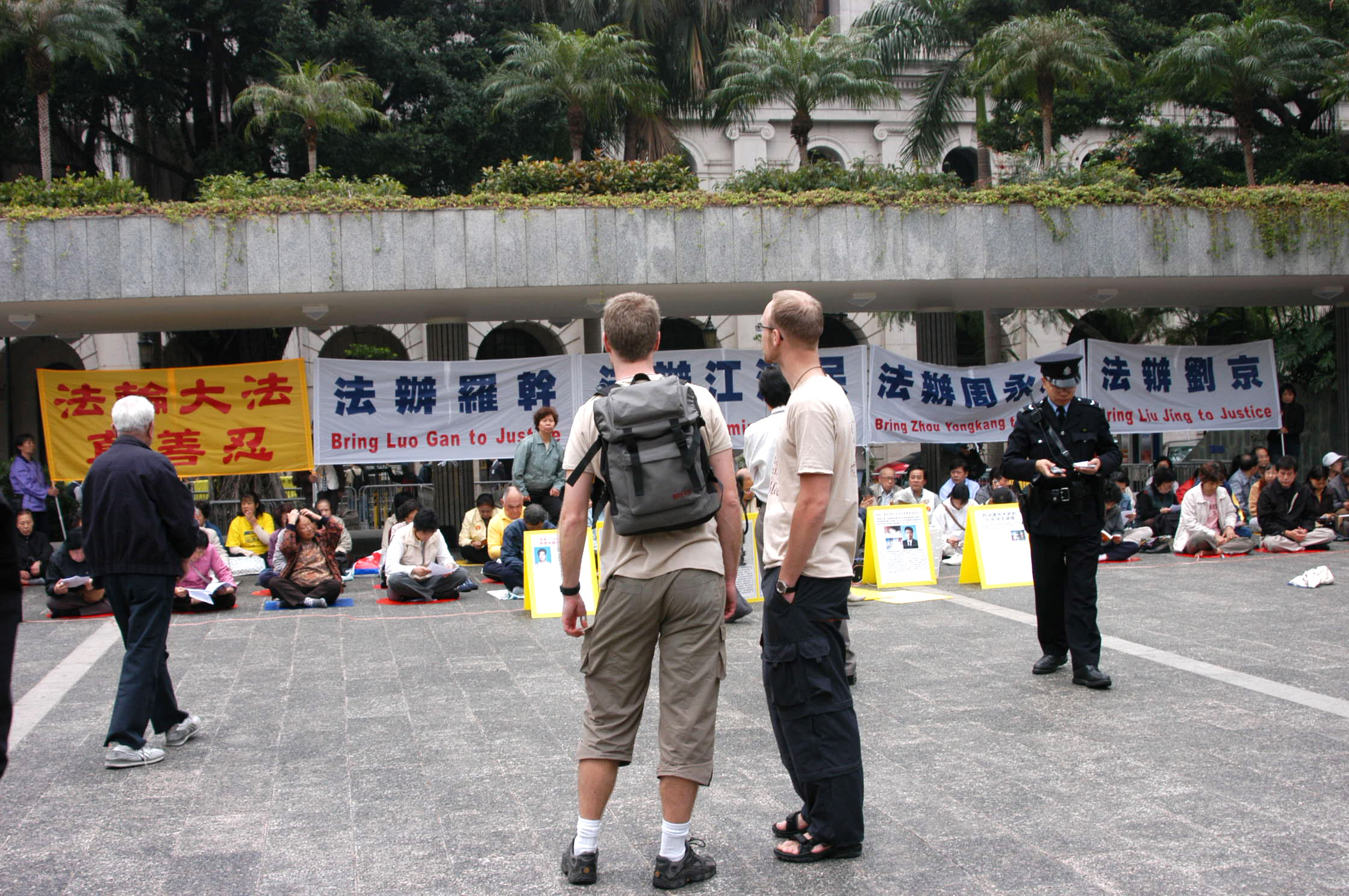 同一天下午,大批法輪功學員在中環遮打花園靜坐請願。(蔡安妮攝)