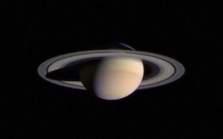 “卡西尼”号探测器发回土星最新照片