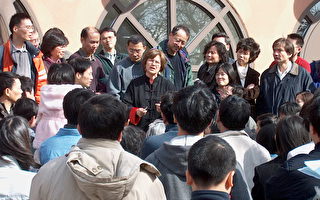 新州華裔觀看反映文革纪录錄片《Morning Sun》
