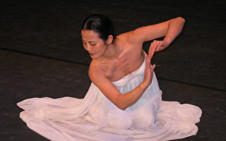独舞“水”表现东方女性美