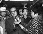 图为1989年5月19日温家宝以中央办公厅主任身份陪同赵紫阳到天安门广场看望绝食的学生。(法新社)