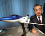 本田公司2003年12月完成了新的小型商業噴氣機的試飛﹐該機採用了本田開發的HF118引擎。圖為本田公司主席Takeo Fukui和本田研製的新型商業噴氣機模型。(圖片來源﹕Koichi Kamoshida/Getty Images)
