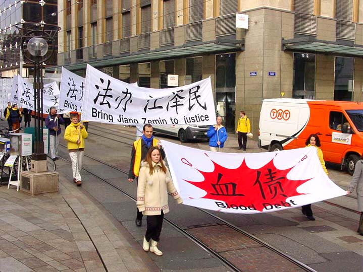 在联合国第60届人权大会的第一天,法轮功学员在日内瓦市内游行队伍。(大纪元摄影)