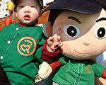 组图: 大人忙造势   小孩也没闲
