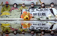 大学生中正纪念堂绝食抗议　连宋与民众加油打气