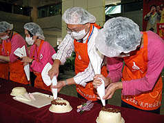 台伊甸身心障碍学员  彩绘蛋糕庆祝母亲节