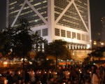 组图：三百港人参加纪念“五四”烛光晚会