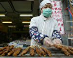 上海街頭帶著醫護專用口罩賣烤肉的小販(AFP PHOTO 2004-4-28)