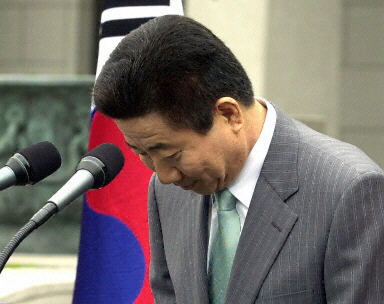 盧武鉉向全民道歉 (法新社圖片)