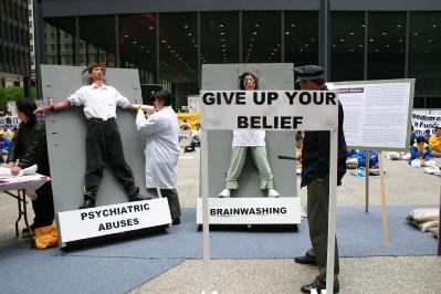 5月24日芝加哥反酷刑展，真人演示中国大陆法轮功学员遭受的迫害。(大纪元图片)<br /></a><figcaption id=