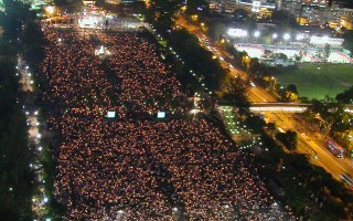 组图：八万人参加香港悼念“六四”晚会（一）