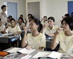 檔案照片﹕新加坡中學學生量體溫，以預防新一季薩斯感染季節(AFP PHOTO 2004-1-15)