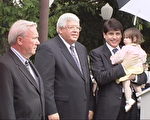 伊州政要出席紀念儀式，右一為伊州州長Blagojevich先生(大紀元)