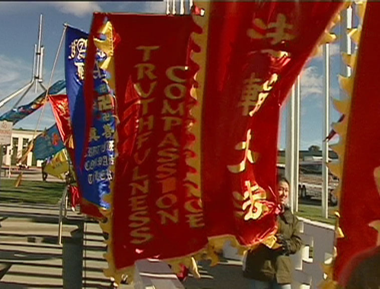 法轮大法彩旗飘扬