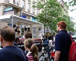 圖片報道：維也那群衆對酷刑模擬展的反應震驚