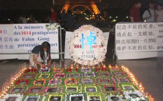 组图： 巴黎人权广场上的烛光