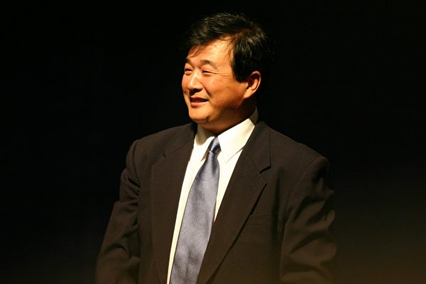 厳新気功学 李洪志著 1990年 厳新気功学テキスト | 前 新, 培 金, 李 紅 |本 | 通販 | Amazon