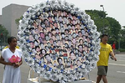 2004年7月22日華盛頓DC遊行悼念千餘名被迫害至死的中國大陸法輪功學員。(大紀元) <br /></a><figcaption id=