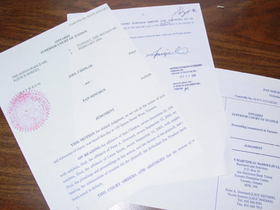 2004年7月14日加拿大法院發出扣押中國駐加副總領事潘新春債款的通知。圖為法庭文件。(大紀元) <br /></a><figcaption id=