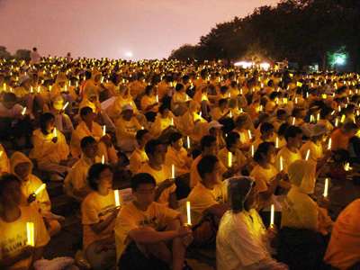 2004年7月23日, 數千名來自世界各地的法輪功學員在美國首府華盛頓DC燭光夜悼中國大陸死難同胞。 (大紀元) <br /></a><figcaption id=