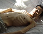 電視插播者被抬出獄 副獄長：死了才好呢