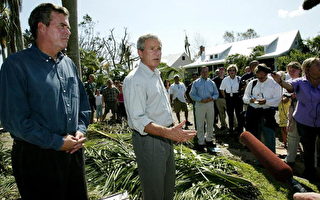 布什巡视佛罗里达飓风灾区