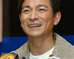機關重重服裝大膽 劉德華秀個唱「三大件」