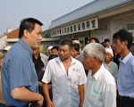 浦志強律師(左)7月8日在安徽阜陽市與關心此案的臨泉縣農民談話。(大紀元)