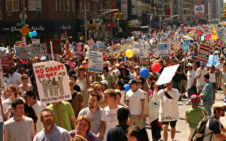 抗议布什人群齐聚共和党大会
