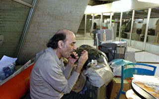 居住在法國戴高樂機場十六年的非法移民