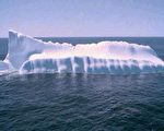 南极冰层断裂后形成的冰山漂流到阿根廷海域。(法新社)