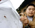重庆惊现“衣物百慕大” 衣服离身就起洞