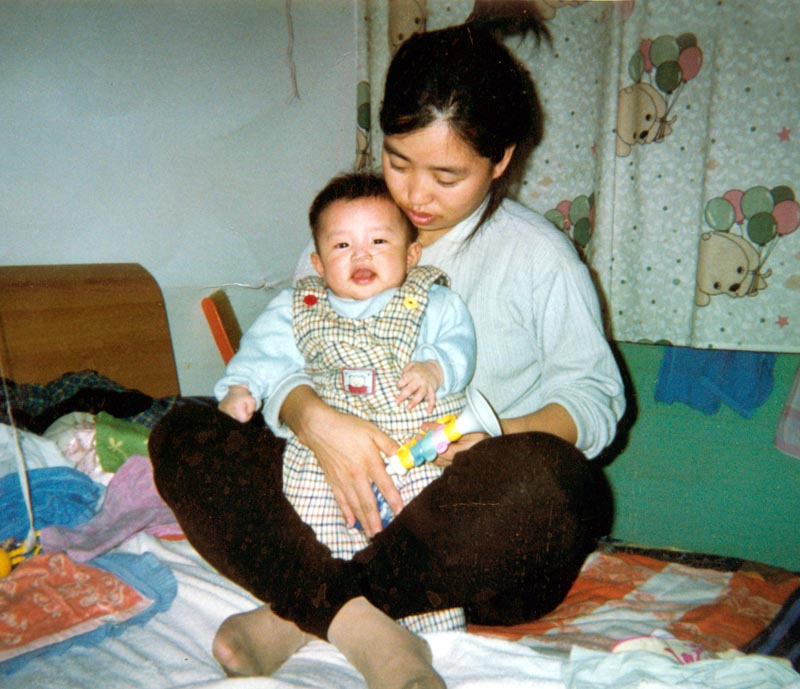 小天行和妈妈亲密的合影(明慧网)