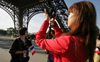 中国游客旅游欧洲见识西方文明