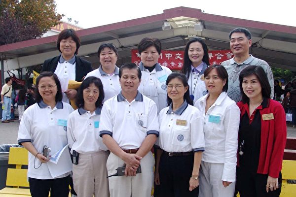 南加州中文学校联合会会长简大森(前左三)和主办书法﹑作文和海报比赛的工作人员。(大纪元记者季媛摄) 南加州中文学校联合会会长简大森(前左三)和主办书法﹑作文和海报比赛的工作人员。(大纪元记者季媛摄)