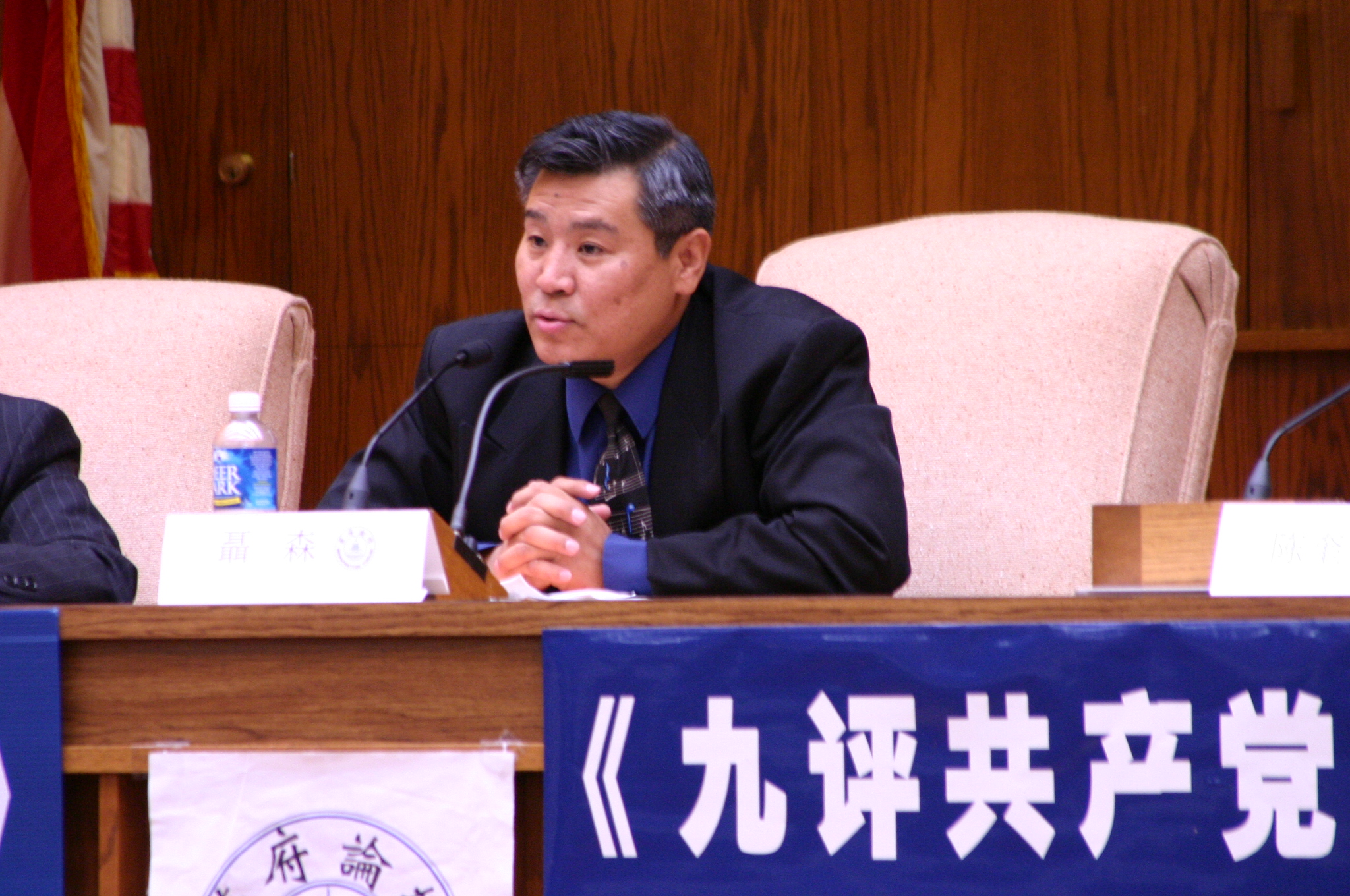 大纪元时报华府分社社长、美国天主教大学教授聂森博士主持了会议。大纪元摄影丽莎。