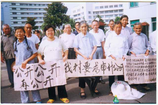 示威抗議的老太太們 (大紀元資料室)