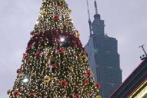 2003 年12月25 日，台北101前的圣诞树。 (AFP/Getty Images)