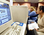 加州Glendale就業中心，找工作的人利用網際網路尋找工作機會(Getty Images 2004-10-26)