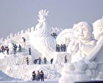 图片:18米大型雪雕“金鸡报晓”