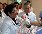 中国第13亿个公民出世