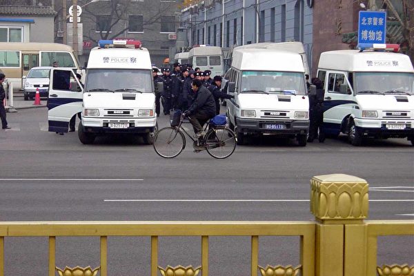 历史博物馆处也是警察警车密布(大纪元图片﹐1& 历史博物馆处也是警察警车密布(大纪元图片﹐1&
