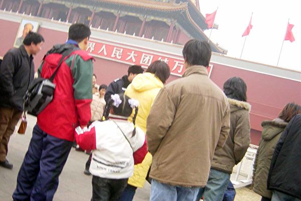天安门城楼前警察林立(大纪元图片﹐1月28日摄) 天安门城楼前警察林立(大纪元图片﹐1月28日摄)