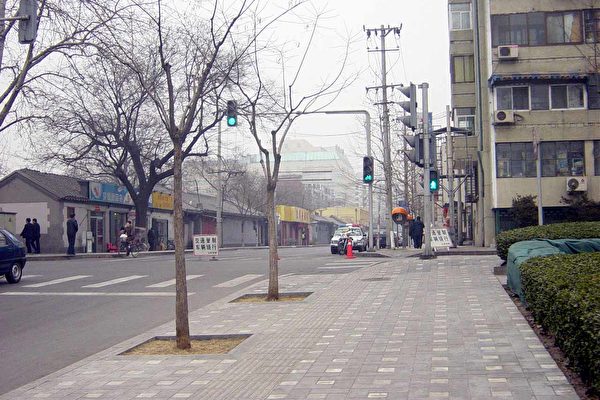 富强胡同实行了交通管制﹐路旁停的除了很多的警车外﹐就是便衣的警车。(大纪元图片﹐1月28日摄) 富强胡同实行了交通管制﹐路旁停的除了很多的警车外﹐就是便衣的警车。(大纪元图片﹐1月28日摄)